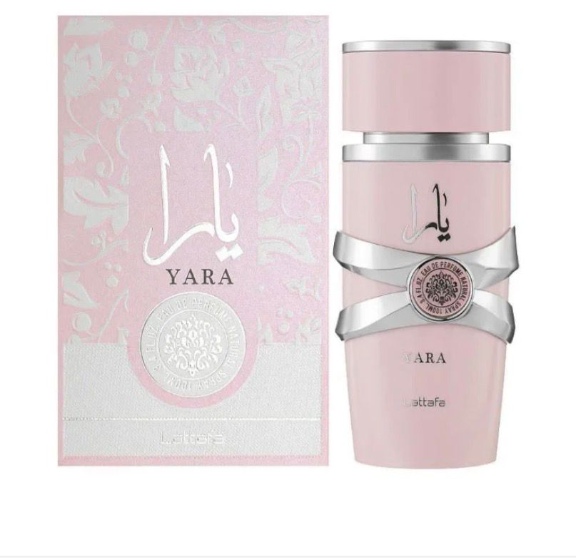 Persona sosteniendo un frasco de perfume exclusivo.