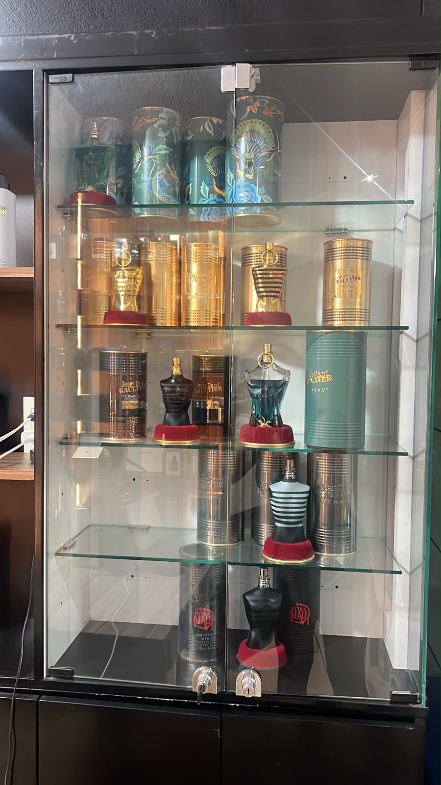 Vitrina curada de perfumes en PrimeMan Perfumería.