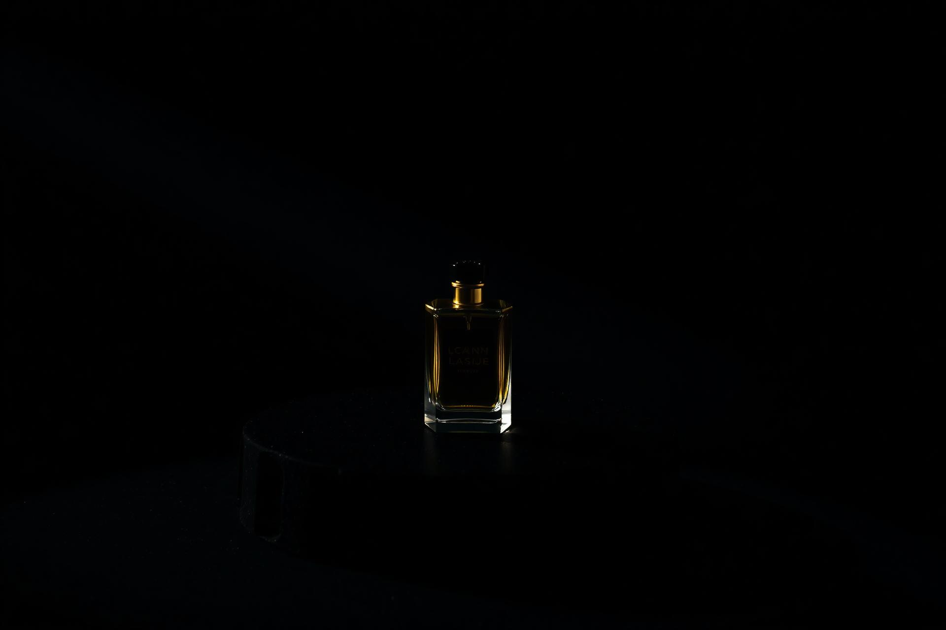 Atmósfera de perfumería premium.